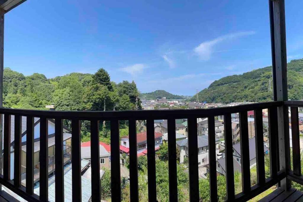 箱根湯本から一駅。大正〜昭和の家具に囲まれた、緑香るウッドテラスのある宿。高台から小田原の街を一望　