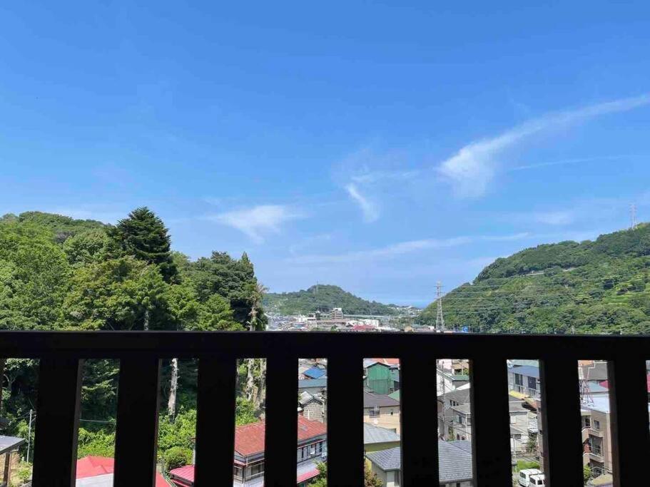 Apartment 箱根湯本から一駅。大正〜昭和の家具に囲まれた、緑香るウッドテラスのある宿。高台から小田原の街を一望　