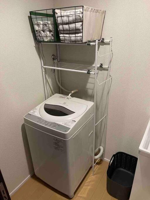 箱根湯本から一駅。大正〜昭和の家具に囲まれた、緑香るウッドテラスのある宿。高台から小田原の街を一望　 *