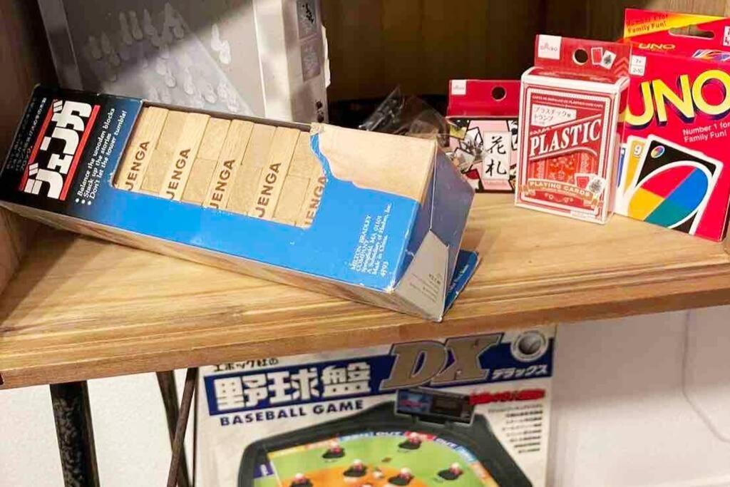 Apartment 箱根湯本から一駅。大正〜昭和の家具に囲まれた、緑香るウッドテラスのある宿。高台から小田原の街を一望　