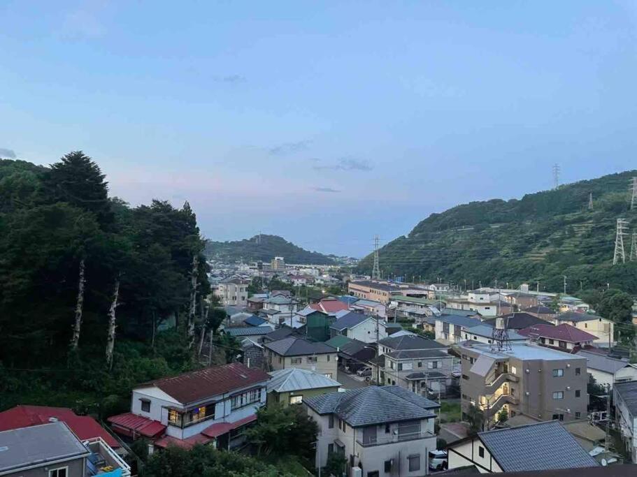 Apartment 箱根湯本から一駅。大正〜昭和の家具に囲まれた、緑香るウッドテラスのある宿。高台から小田原の街を一望　
